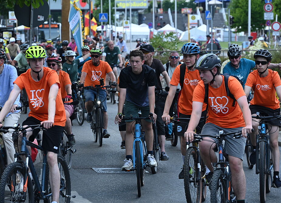Viele junge Menschen bei der Radsternfahrt 2026