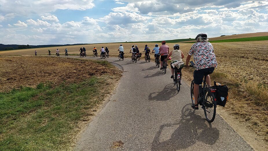 Vorbei an gemähten Wiesen und gedroschenen Feldern