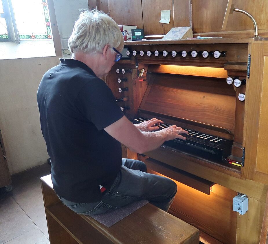 Dr. Martin Kares an der Orgel