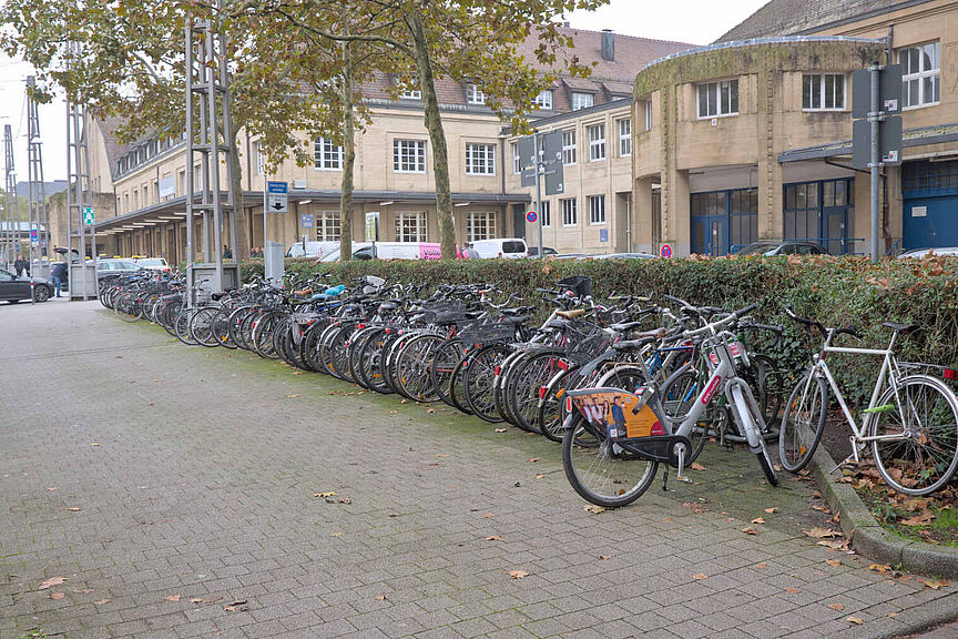 Fahrradständer am Karlsruher Hauptbahnhof Blick auf einen komplett gefüllten Fahrradständer, im Hintergrund ist der Taxistand und das Bahnhofsgebäude zu sehen