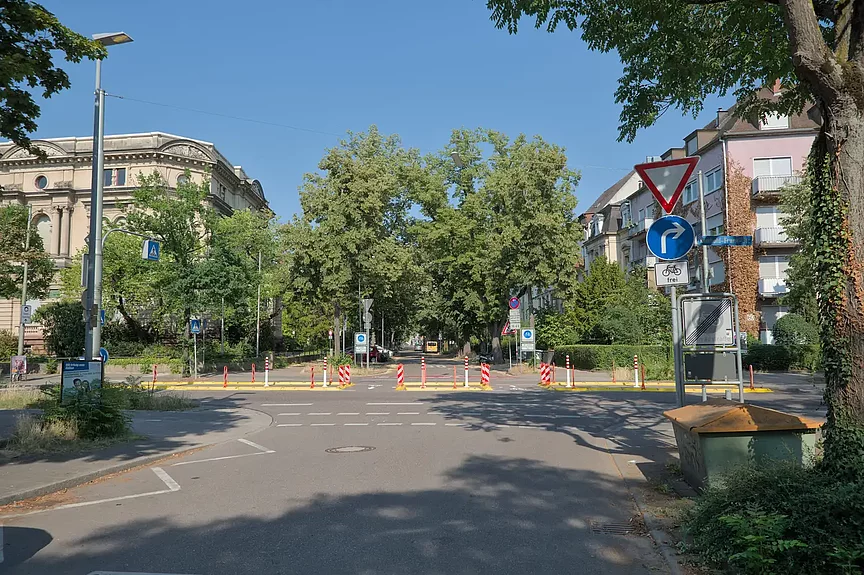 Verkehrsversuch Reinhold-Frank-Str./Hoffstr./Bismarckstr. Blick von Westen auf die Kreuzung Reinhold-Frank-Staße/Hoffstraße/Bismarckstraße