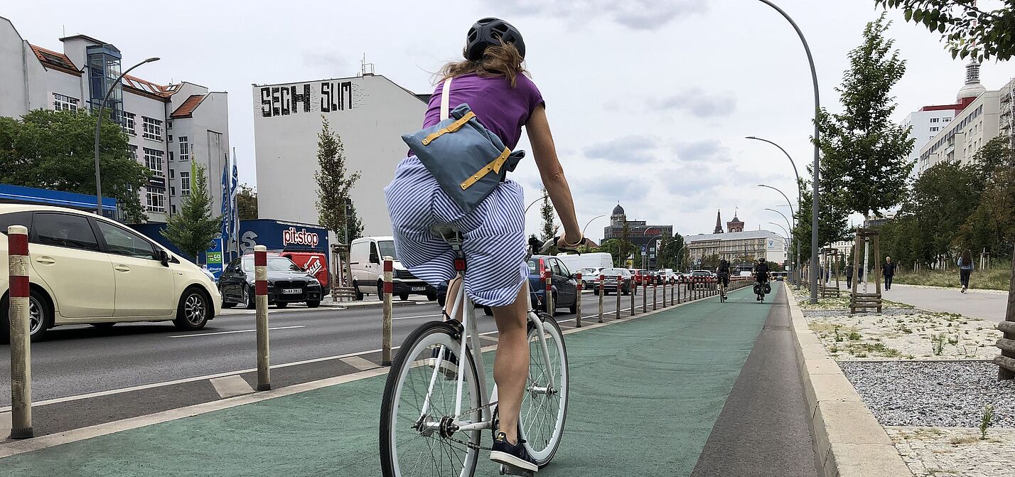 Frau auf geschütztem Radfahrstreifen